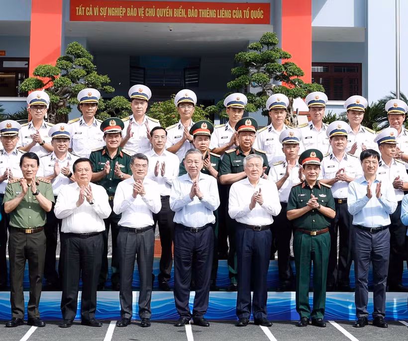 Party General Secretary To Lam (centre, first row) poses for a photo with delegates and Naval Region 5 officers. (Photo: VNA)