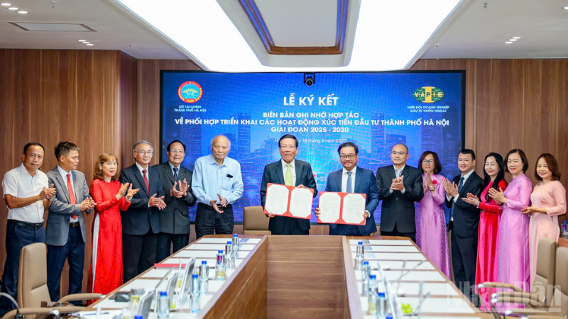 The Hanoi Department of Finance and the Vietnam Association of Foreign Invested Enterprises sign an MoU to collaborate on investment promotion in the capital from 2025 to 2030. (Photo: nhandan.vn)
