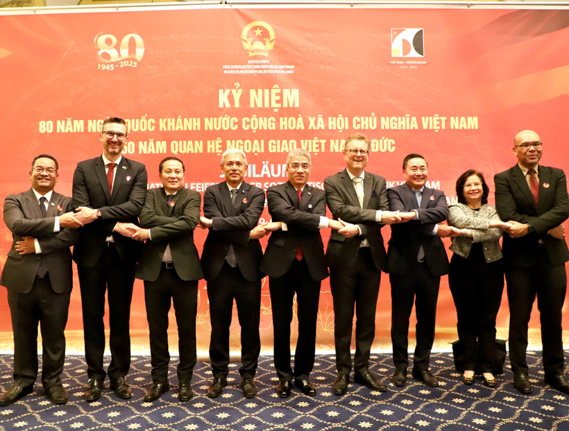 Vietnamese Ambassador to Germany Nguyen Dac Thanh (C) poses for a photo with guests at the ceremony. (Photo: VNA)
