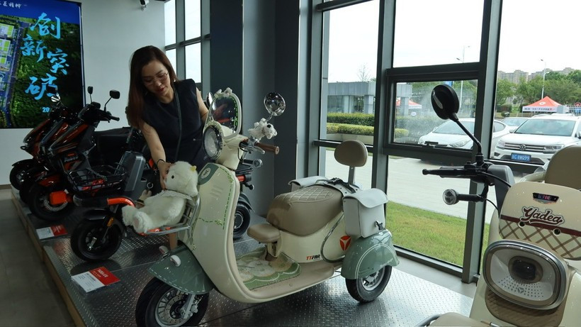 With attractive and user-friendly designs, electric motorbikes are more popular, contributing to environmentally sensitive transport modes. (Photo: VietnamPlus)