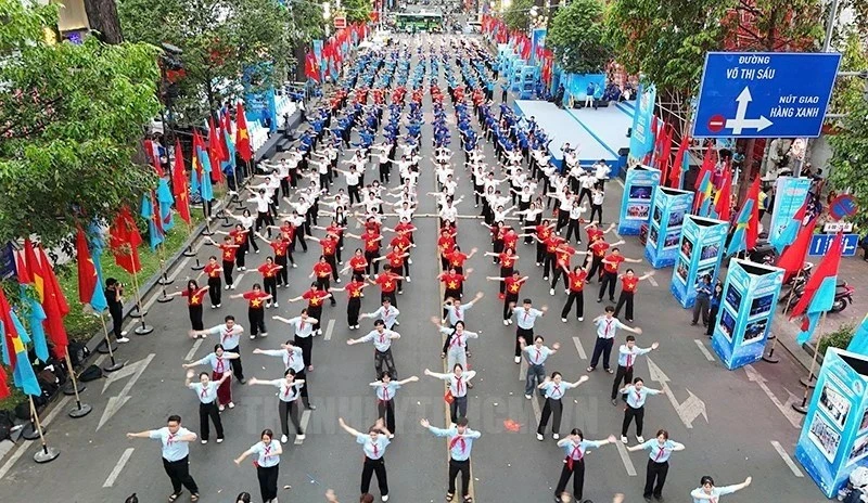 A mass dance performance by students. (Source: Ho Chi Minh City Party Organisation's portal)