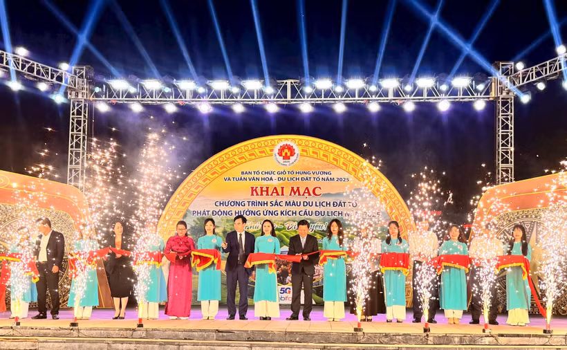 Delegates cut ribbon to open the 'Colours of Land of Ancestors Tourism - Phu Tho 2025' art programme and “Phu Tho – Travel to Love” tourism promotion programme. (Photo: VNA)