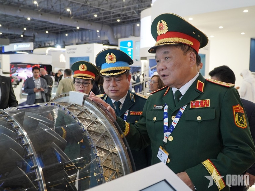 Deputy Defence Minister Senior Lieutenant General Hoang Xuan Chien (R) and other officers attend the Dubai Airshow 2025. (Photo: VNA)
