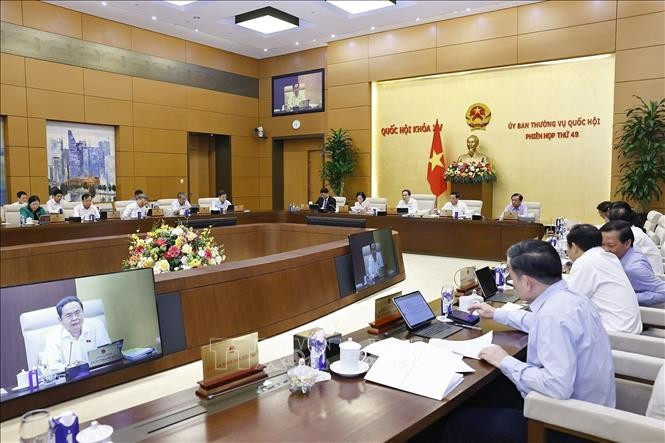 The NA Standing Committee gives opinions on the draft amended Law on Public Employees. (Photo: VNA)