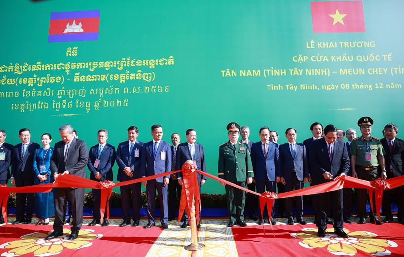 Vietnamese Prime Minister Pham Minh Chinh (R) and his Cambodian counterpart Samdech Thipadei Hun Manet cut the ribbon to inaugurate Tan Nam - Meun Chey int’l border gate pair. (Photo: VNA)