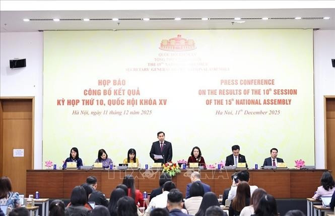 General Secretary and Chairman of the NA Office Le Quang Minh chairs the press conference announcing the results of the NA's 10th session (Photo: VNA)