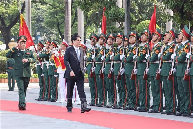 State President Luong Cuong inspects the guard of honour at the National Defence Academy (Photo: VNA)
