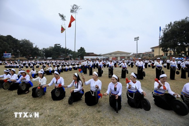 Muong ethnic women in traditional costumes in Phu Tho province perform at the Khai Ha (going down to the field) Festival. (Photo: VNA) 