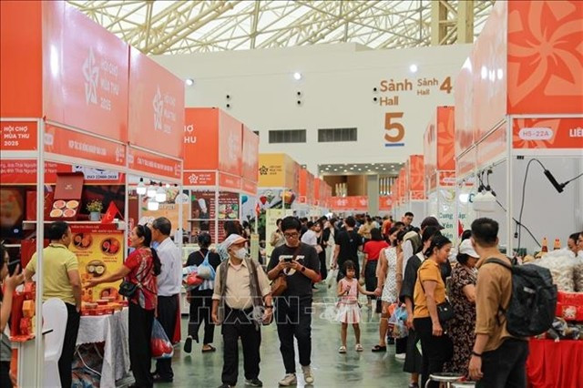 Visitors at a trade fair in Hanoi in November. (Photo: VNA)