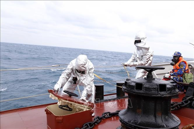 Sailors conduct ship survivability training during the joint patrol. (Photo: VNA)