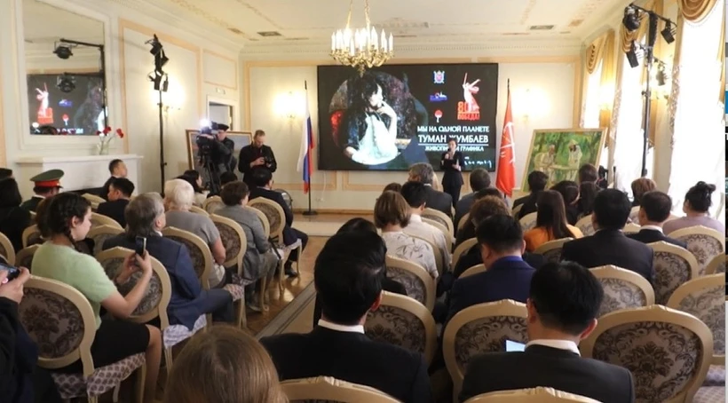 The opening ceremony of the painting exhibition. (Photo: VNA)
