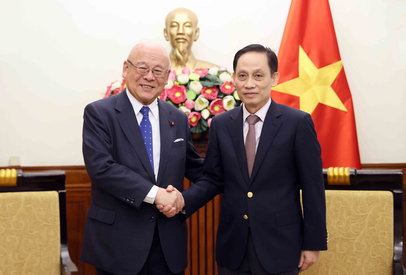 Minister of Foreign Affairs Le Hoai Trung (R) receives Takebe Tsutomu, Special Advisor to the Japan-Vietnam Parliamentary Friendship Alliance (Photo: VNA)