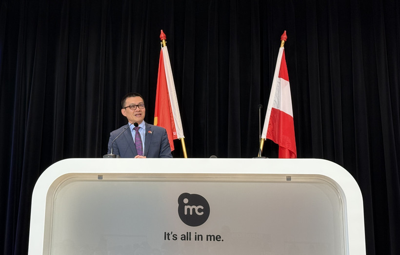 Vietnamese Ambassador to Austria Vu Le Thai Hoang speaks at the Vietnam-Austria forum on skilled labour and vocational training (Photo: VNA)