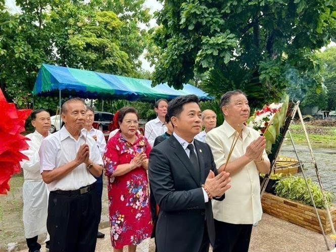 Staff of the Vietnamese Consulate General in Khon Kaen offer incense in commemoration of martyrs. (Photo: VNA)