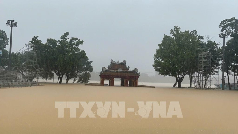The water level of Huong River rises, submerging Nghinh Luong Pavilion (Phu Xuan ward) in floodwaters. (Photo: VNA) 