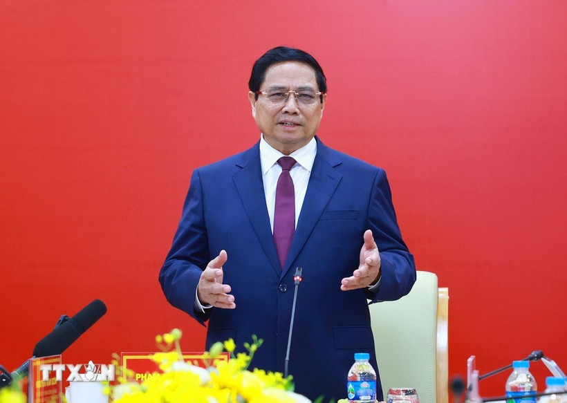 Prime Minister Pham Minh Chinh speaks at a meeting with leaders of Posts and Telecommunications Institute of Technology in Hanoi on April 24. (Photo: VNA)