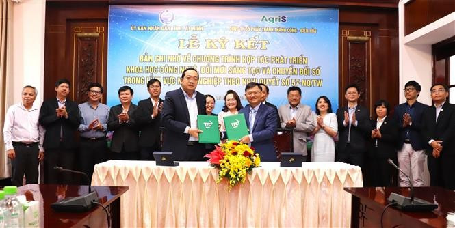 Leaders of the Tay Ninh provincial People’s Committee and Thanh Thanh Cong – Bien Hoa JSC (TTC AgriS) sign an MoU on comprehensive agricultural cooperation. (Photo: VNA) 