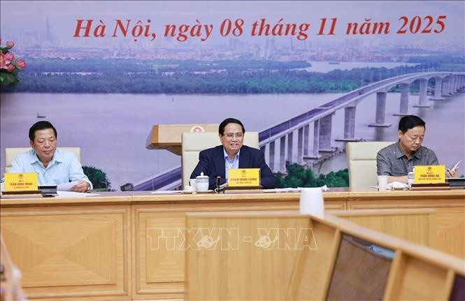 Prime Minister Pham Minh Chinh (C) presides over the 21st meeting of the State steering committee for national key projects in the transport sector. (Photo: VNA)