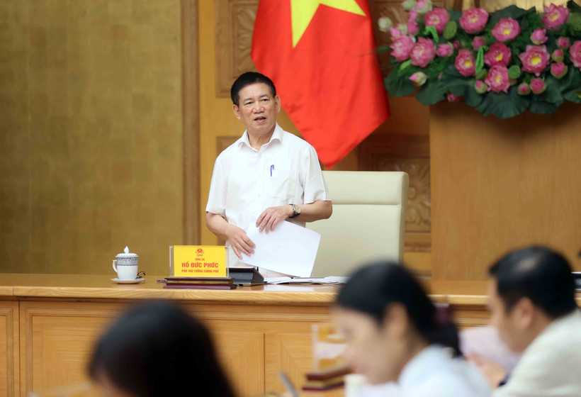 Deputy Prime Minister Ho Duc Phoc speaks at the meeting of the National Anti-Money Laundering Steering Committee on October 15. (Photo: VNA)
