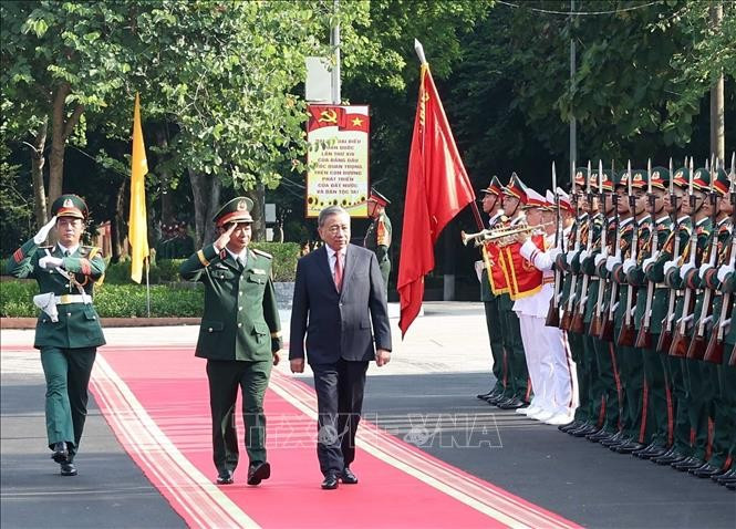 Party General Secretary To Lam reviews the Guard of Honour of the Vietnam People’s Army. (Photo: VNA) 