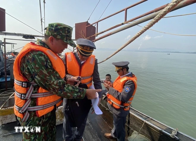 Border guards disseminate legal regulations on combating IUU fishing to vessel owners. (Photo: VNA)