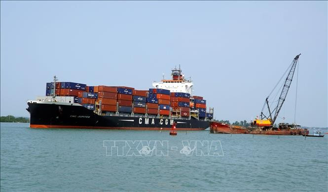 Chu Lai Port welcomes a 50,000-tonne vessel. (Photo: VNA)