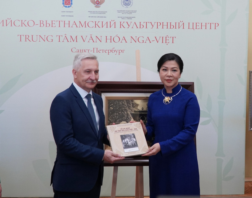 Madame Ngo Phuong Ly (R), wife of Party General Secretary To Lam, presents the book series "Ho Chi Minh and the Vietnam–Russia Friendship" to the Russia–Vietnam Cultural Centre. (Photo: VNA) 