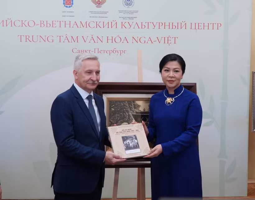 Madame Ngo Phuong Ly (R), wife of Party General Secretary To Lam, presents the book series "Ho Chi Minh and the Vietnam–Russia Friendship" to the Russia–Vietnam Cultural Centre. (Photo: VNA) 