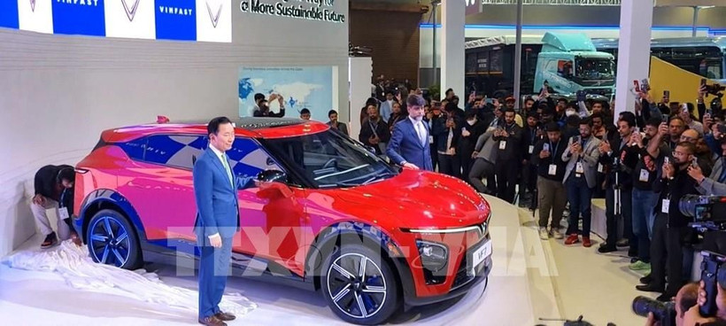 Pham Sanh Chau (left), CEO of VinFast Asia, and Ashwin Ashok Patil, Deputy CEO of Sales and Marketing of VinFast India, at the launch of the VF7 model. (Photo: VNA)