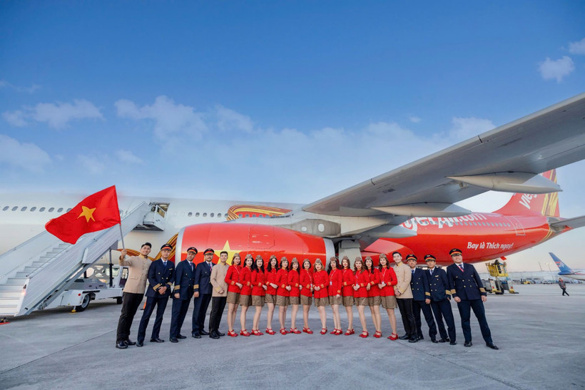 Vietjet staff and aircraft (Photo courtesy of Vietjet)