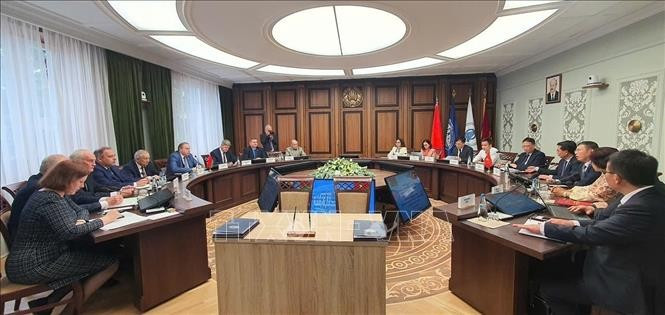 An overview of the seminar co-chaired by Professor, Academician Chau Van Minh, President of the Vietnam Academy of Science and Technology, and Vladimir Karanik, Chairman of the Presidium of the National Academy of Sciences of Belarus. (Photo: VNA)