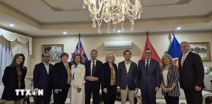 Vietnamese Ambassador to Australia Pham Hung Tam (fourth from right) and Sharon Claydon, Deputy Speaker of the Australian House of Representatives (fifth from right), together with the core members of the Australia-Vietnam Friendship Parliamentarians’ Group. (Photo: VNA). 