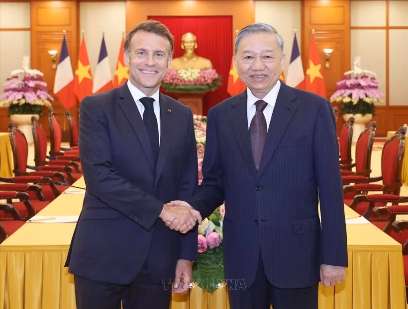 Party General Secretary To Lam (R) receives French President Emmanuel Macron in Hanoi on May 26, 2025. (Photo: VNA)