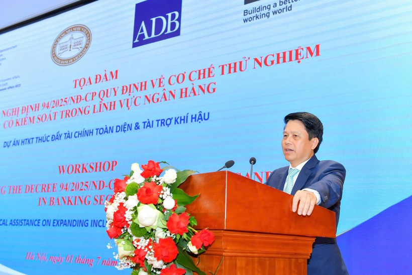 Deputy Governor of the State Bank of Vietnam Pham Tien Dung speaks at the seminar. (Photo: VietnamPlus)