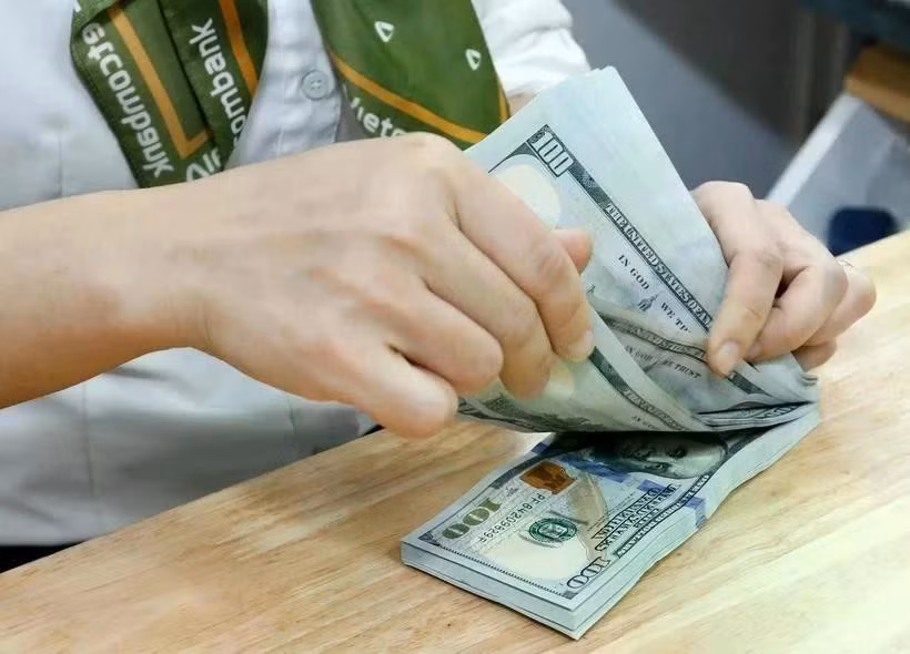 The State Bank of Vietnam sets the daily reference exchange rate for the US dollar at 24,854 VND/USD on April 3. (Photo: VNA)
