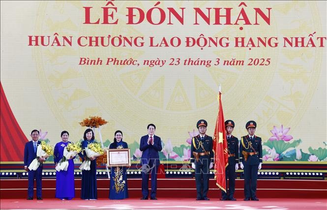 State President Luong Cuong awards the first-class Labour Order to Binh Phuoc (Photo: VNA)