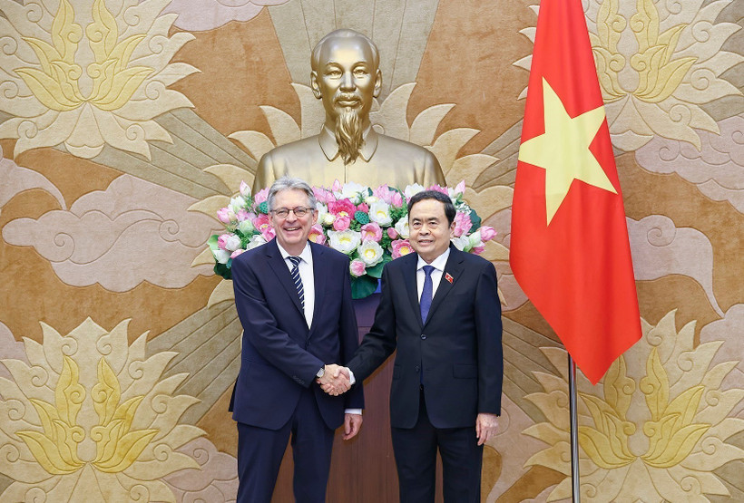 National Assembly Chairman Tran Thanh Man (R) welcomes Achim Post, Vice President of the Social Democratic Party of Germany (SPD). (Photo: VNA)