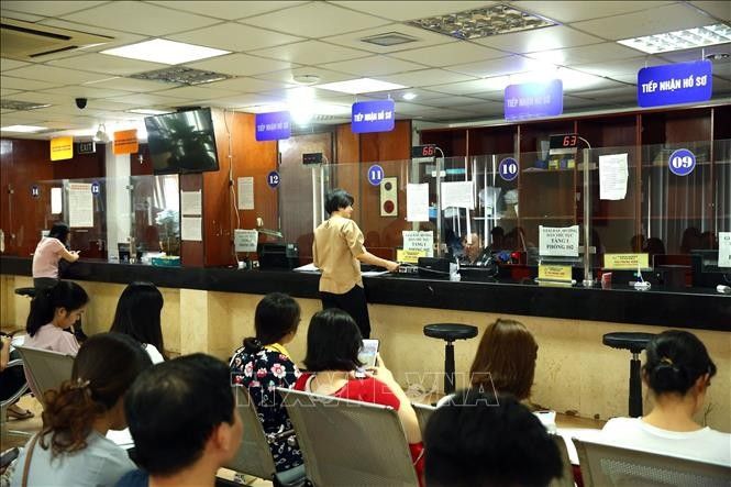 Citizens come to handle business establishment procedures at the business registration office of the Hanoi Department of Planning and Investment. (Photo: VNA) 