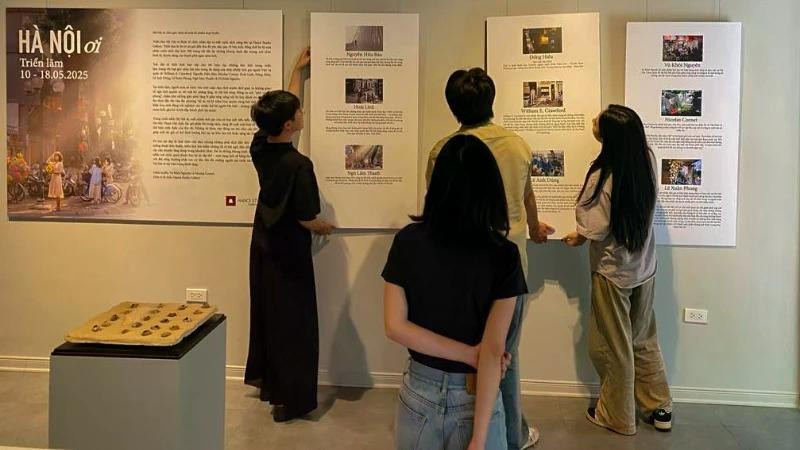 Preparations made for the opening of the "Hanoi oi" exhibition (Photo: nhandan.vn)