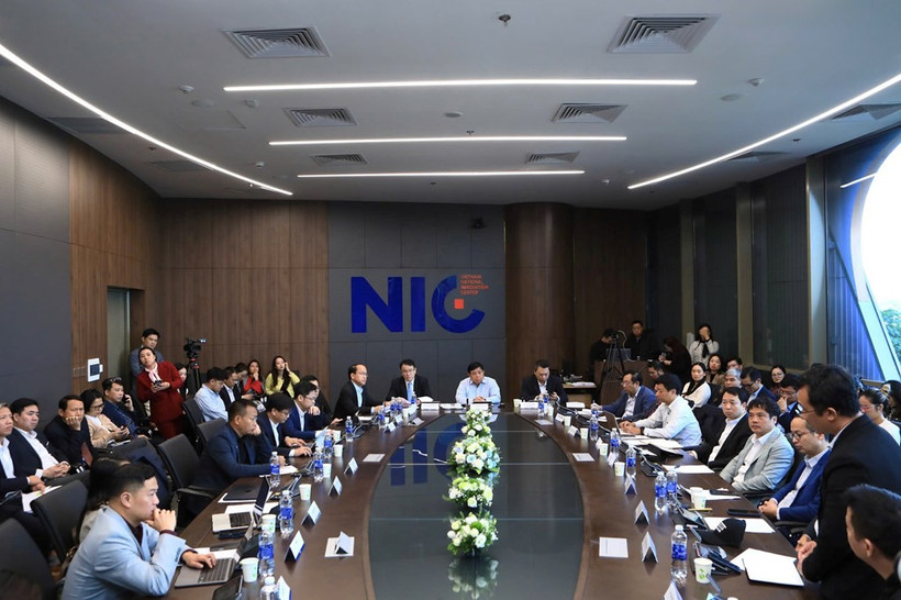 Deputy Prime Minister Nguyen Chi Dung (centre), officials of the Ministry of Finance and the Ministry of Science and Technology, representatives of research institutes and universities, and nearly 70 experts from 22 countries attend the event. (Photo: National Innovation Centre)