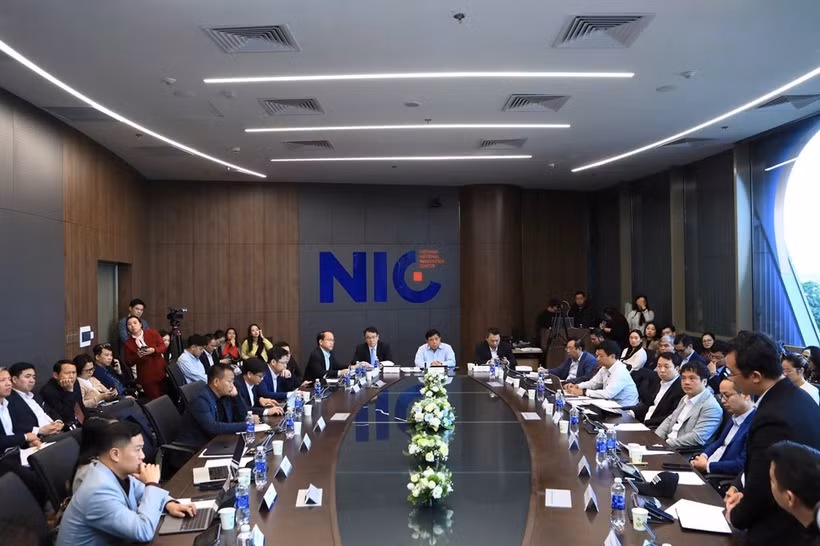 Deputy Prime Minister Nguyen Chi Dung (centre), officials of the Ministry of Finance and the Ministry of Science and Technology, representatives of research institutes and universities, and nearly 70 experts from 22 countries attend the event. (Photo: National Innovation Centre)