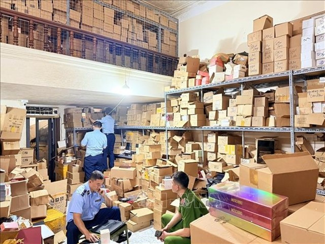 Thousands of perfumes and cosmetic products of unknown origin are seized by Hanoi's authorities (Photo: VNA)