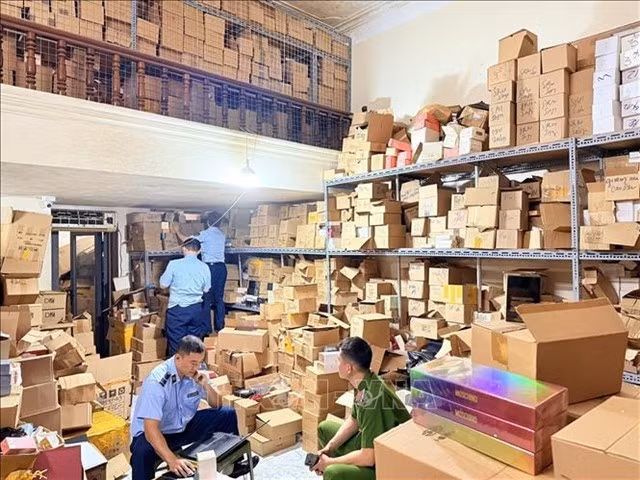 Thousands of perfumes and cosmetic products of unknown origin are seized by Hanoi's authorities (Photo: VNA)