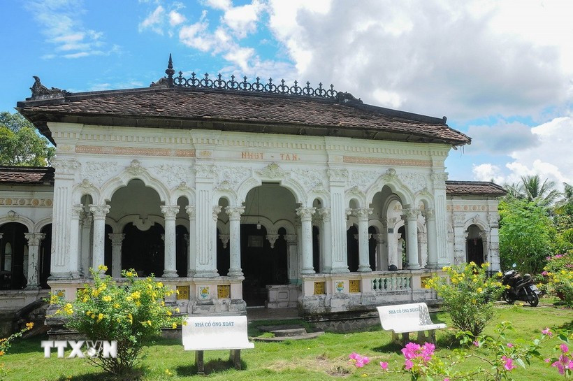 Ancient houses in Dong Hoa Hiep village boast a harmonious combination of Eastern and Western architectural styles. (Photo: VNA)