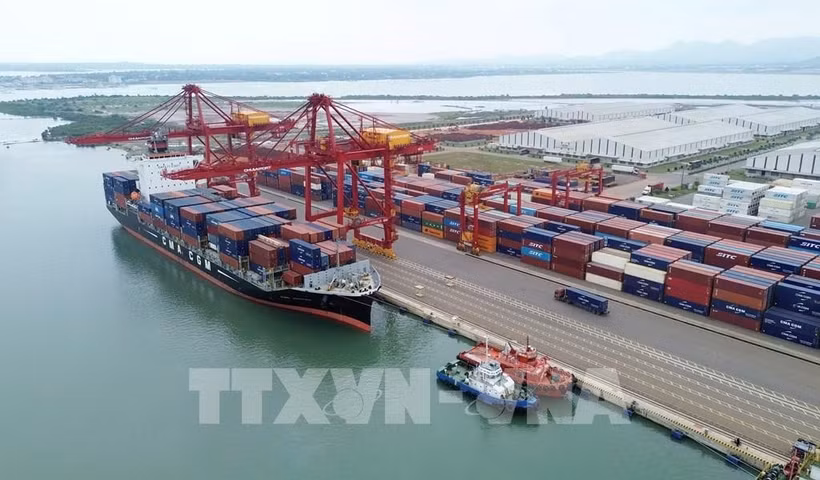 A partner ship receives containers at Berth No. 2 of Chu Lai International Port. (Photo: VNA) 