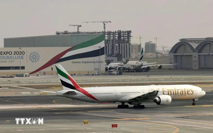 An Emirates aircraft at Dubai International Airport, the UAE. (Photo: AFP/VNA)