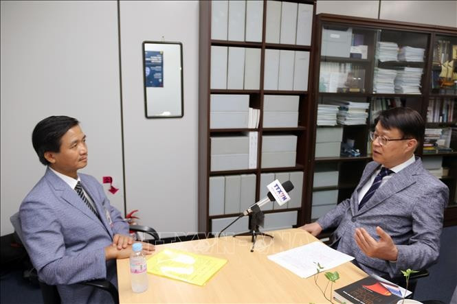 Professor Choe Wongi (R), Head of the Centre for ASEAN – Indian Studies at the Korea National Diplomatic Academy (KNDA), gives an interview to the Vietnam News Agency (Photo: VNA)