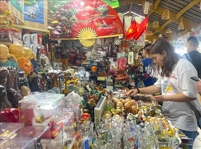 Foreign visitors choose handmade handicrafts as souvenirs when visiting Ho Chi Minh City. (Photo: VNA) 