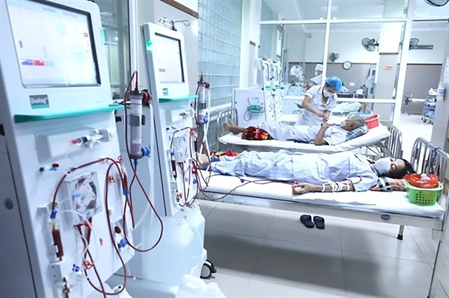 Patients undergo dialysis for diabetes complications. Vietnam faces a public health crisis as diabetes cases triple since 2000, with over half undiagnosed. (Photo: VNA)
