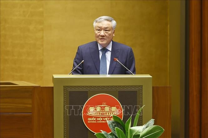 Permanent Deputy Prime Minister Nguyen Hoa Binh introduces the international financial centre's role and significance at the 15th legislature’s ongoing 9th session. (Photo: VNA)